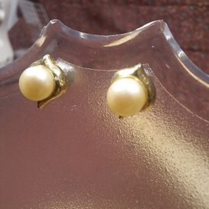 Vintage Alison Reed Faux Pearl gold-tone stud earrings